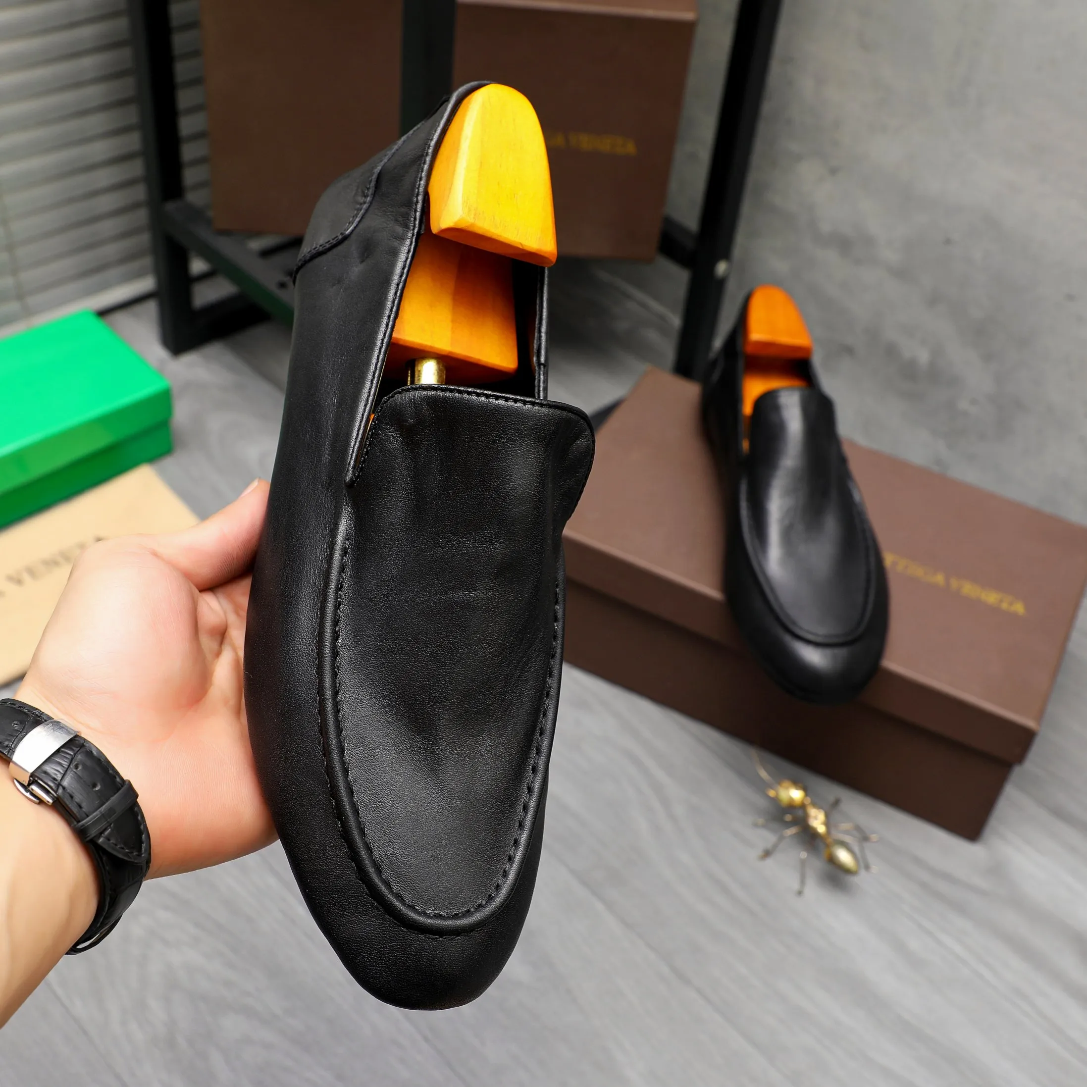 Men's shoes 💰460 Product trademark: BV "Bottega Veneta" soft leather slip-on men's shoes Regular size: 39-45 Product materials: Selected high-quality cowhide upper, cowhide lining, original outsole